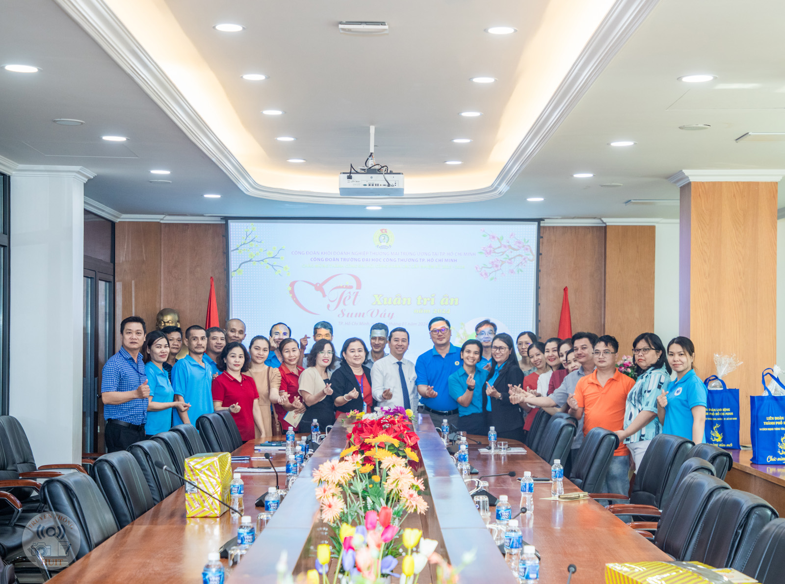 Chương trình “Tết sum vầy – Xuân tri ân” năm 2024, trao quà hỗ trợ cho viên chức – người lao động có hoàn cảnh khó khăn nhân dịp Tết Nguyên đán năm 2024